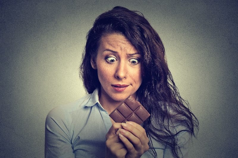 Durch die Schokolade erhalten wir Glückshormone und dies birgt eine Gefahr weil es ein genialer Glücksbringer darstellt.