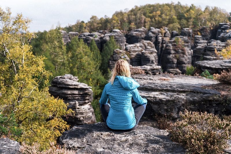 Ein Naturgebiet mit Steinen, Felsen oder Pflanzen eignet sich sehr gut, um auch die Tierwelt einzuladen.