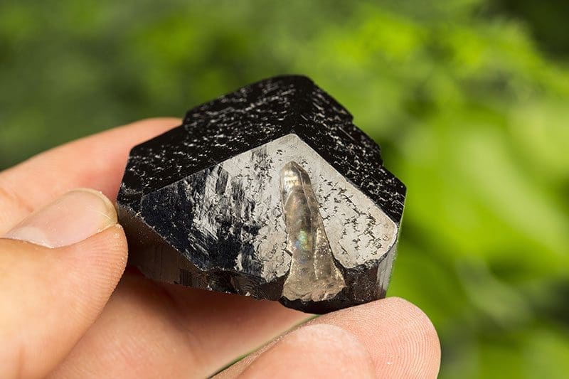 Der schwarze Turmalin ist ein Beschützer durch und durch, ob vor unangenehmen Energien oder schlechten Strahlungen.