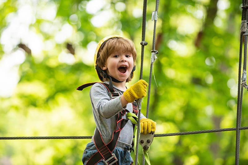 Nicht nur Erwachsene sondern auch Kinder dürfen sich im Abenteuerpark Gröbming im Kletterpark austoben.