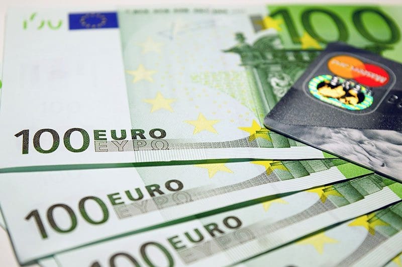 Um eine Kostenkontrolle auf eurer Reise Kreditkarte zu nutzen, ladet nur soviel Bargeld darauf wie ihr ausgeben wollt.