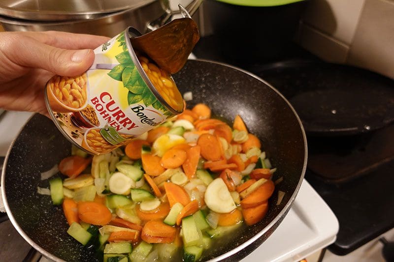 Die Bonduelle Currybohnen kommen nach dem Anbraten von Gemüse mit in die Pfanne.