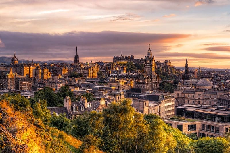 Bei einer Reise nach Schottland, kann man die Stadt Edinburgh sehr einfach per Fähre mit dem Auto erreichen.