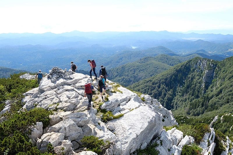 Die Wanderwege Kroatiens führen die Wanderer über riesige Berge und tolle Naturlandschaften wie die Velika Kapela, einem dünn besiedelten Waldgebiet.