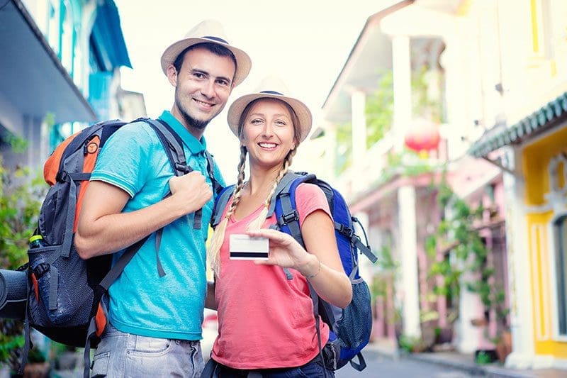 Auch unterwegs solltet ihr mit der besten Kreditkarte für Reisen immer gut an das benötigte Bargeld kommen.