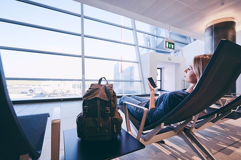 Mehrere allgemeine Reise Kreditkarten bieten Zugang zu erholsamen Lounges am Flughafen an.
