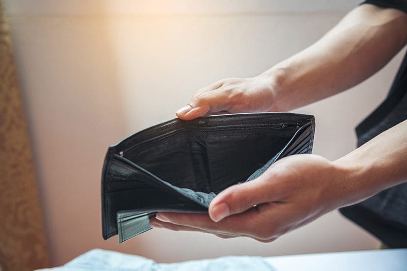 Ohne eine Reiseankündigung bei der Bank, kann man trotz einer Kreditkarte zum Reisen ohne Bargeld dastehen.