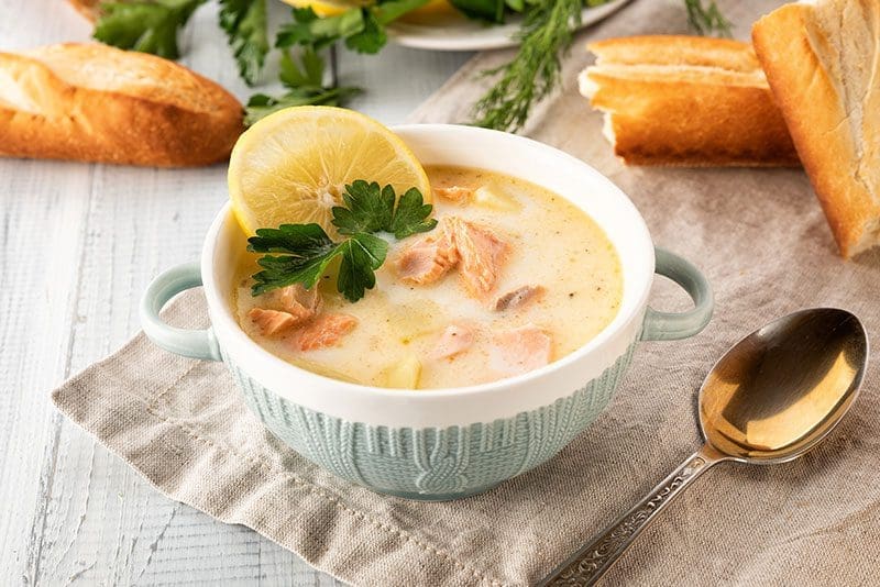 Eine traditionelle Fischsuppe mit Kartoffeln und Milch wird bei einem typtischen Urlaub in Schottland nicht ausbleiben.