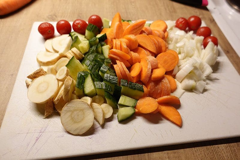 Das frisch geschnittene Gemüse liegt für unser Currybohnen Gericht bereit, sieht das lecker aus!