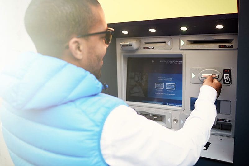 Nutzt einen Tarif für eure neue Reise Kreditkarte, mit der ihr weltweit kostenlos Geld am Automaten abheben dürft.