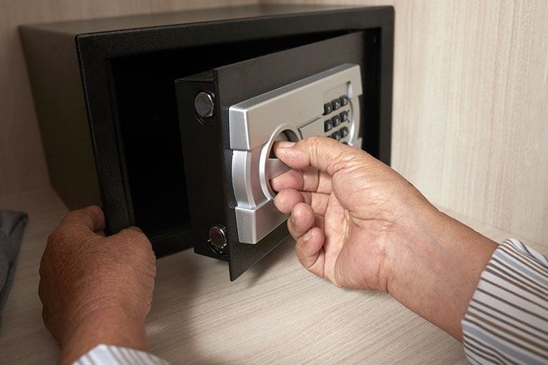 Ein Zimmersafe eignet sich hervorragend um seine Wertsachen und die Kreditkarten auf Reisen sicher aufzubewahren.