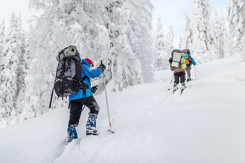 Wintersportarten wie Schneeschuhwandern eignen sich hervorragend, um in die Erlebnispädagogik in Ruhe einzutauchen.