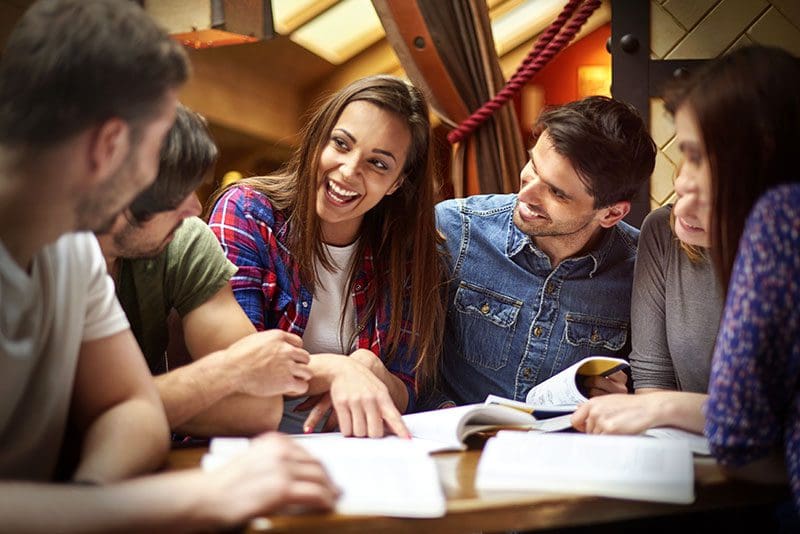 Studenten lernen zusammen mit viel Freude eine neue Sprache: man merkt schnell, Fakten verblassen aber Gefühle bleiben!