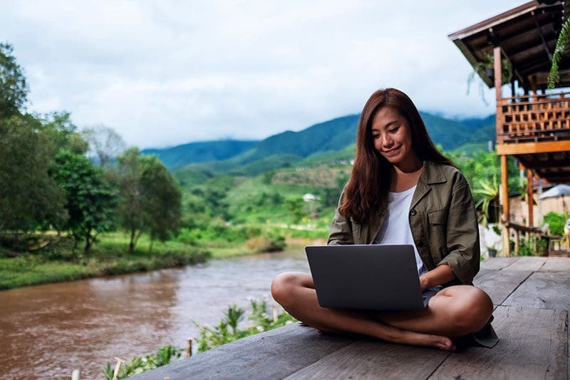 Als digitaler Nomade kann man ortsunabhängige Berufe von überall aus mit seinem Laptop ausüben.