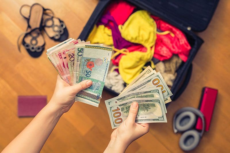 Achtet auf Wechselgebühren und bewahrt das Reisegeld an verschiedenen Verstecken auf.