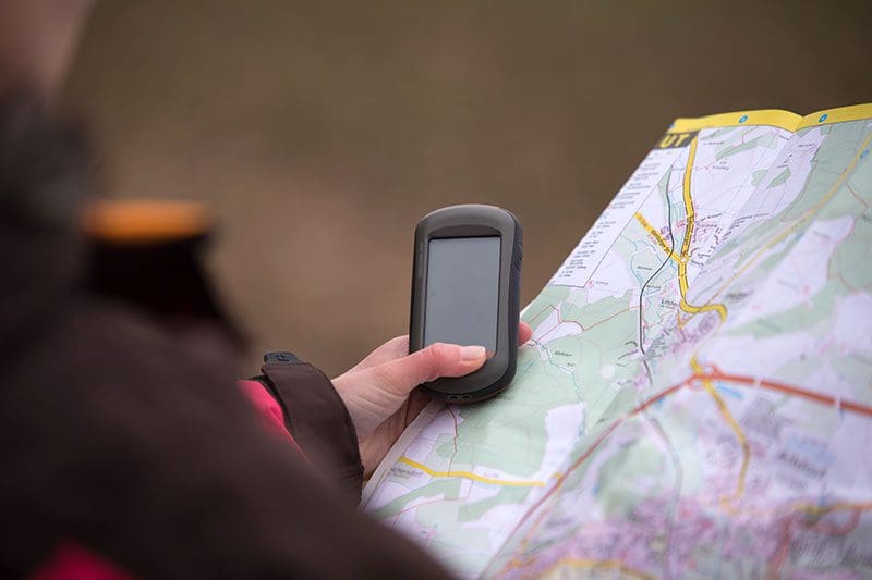 Beim Geo Caching benötigt man ein GPS Gerät und eine Karte um sich zu orientieren.