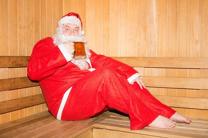 Biertrinkender Weihnachtsmann in der Sauna