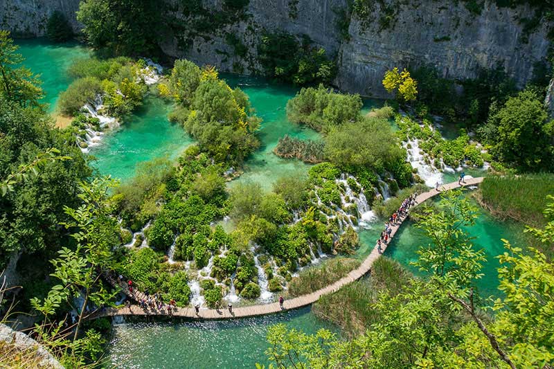 Die unverwechselbare Kroatien Landschaft: Mitten in den Plitvicer Seen findet man ein gebirgiges Karstgebiet vor.