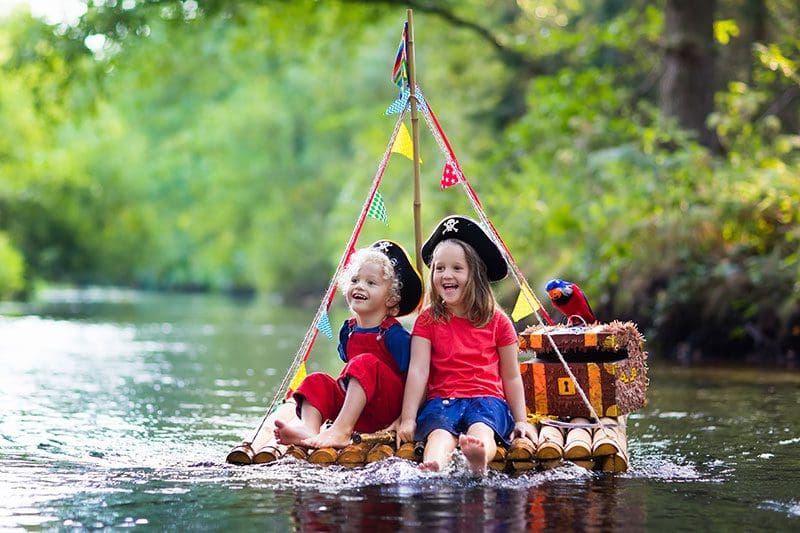 Ein Boot oder Floß bauen, und damit die Welt erobern, welches Kind möchte das nicht?