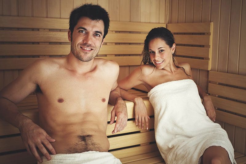 Glückliches Paar genießt seine Sauna für Zuhause