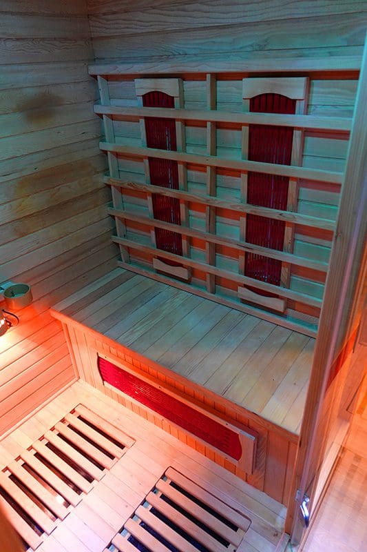 Eine Infrarotkabine bietet sich als Sauna für zuhause besonders gut an.