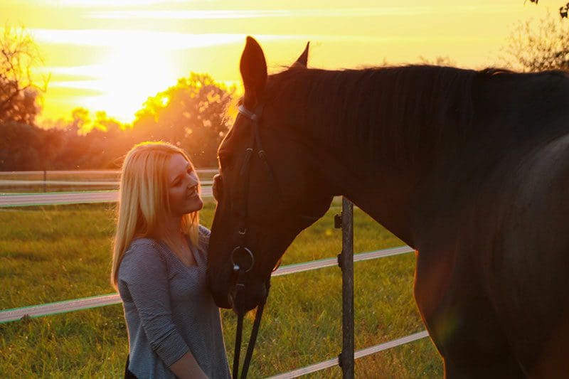 Mensch und Pferd haben oftmals eine ganz besonders liebevolle und innige Verbindung.