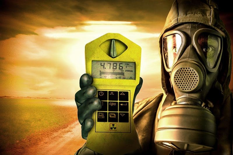 Nach einer Atomexplosion ist ein Prepper mit einer Gasmaske entsprechend vorbereitet.