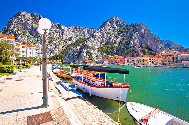 Omiš ist ein empfehlenswerter und sehr typischer dalmatinischer Ort mitten in der interessanten Landschaft in Kroatien.