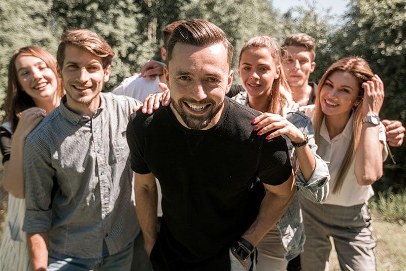 Teamwork und ein harmonisches Gruppenklima wird in der Erlebnispädagogik Definition ganz groß geschrieben.