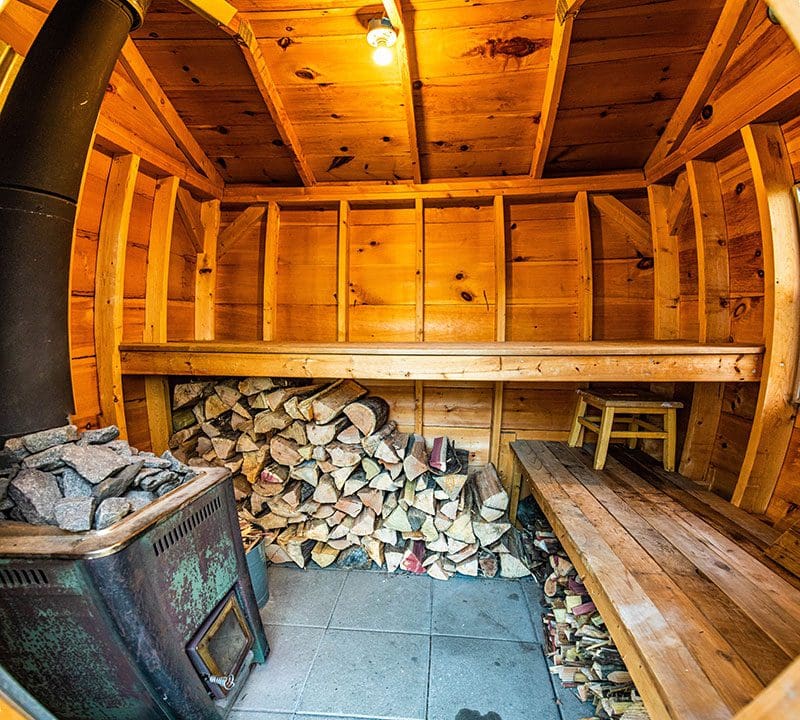Traditionell mit Holz betriebene Sauna