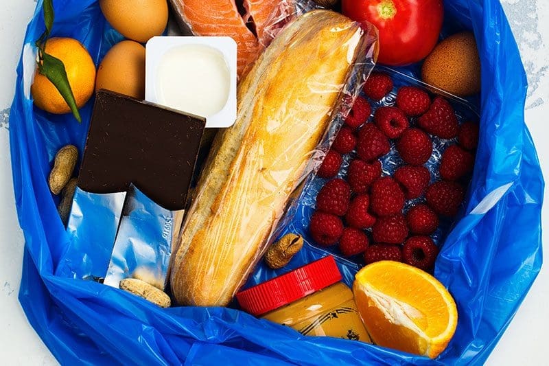 Unendlich viele ungenutzte Lebensmittel landen im Müll. Wieso sollte man dies beim Reisen ohne Geld nicht nutzen?
