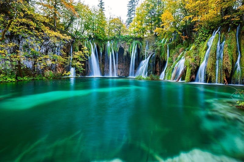 Bei den Wasserfällen an den Plitvicer Seen ist die Landschaft in Kroatien besonders faszinierend. Zudem finden sich viele gemütliche Ferienwohnungen in der Umgebung vor.