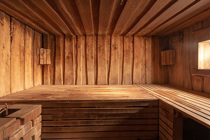 Eine russische Banja Sauna aus rustikalem, naturbelassenem Holz