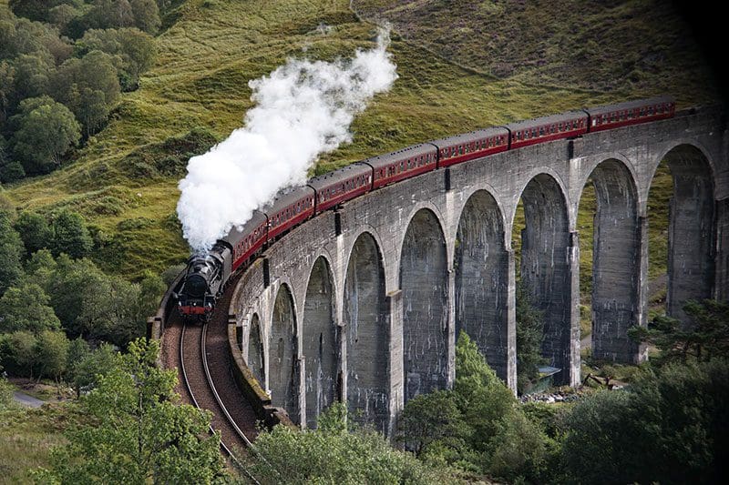 Der bekannte West Highland Way mit dem Hogwarts-Express in Schottland, ein Muss für alle Harry Potter Fans.