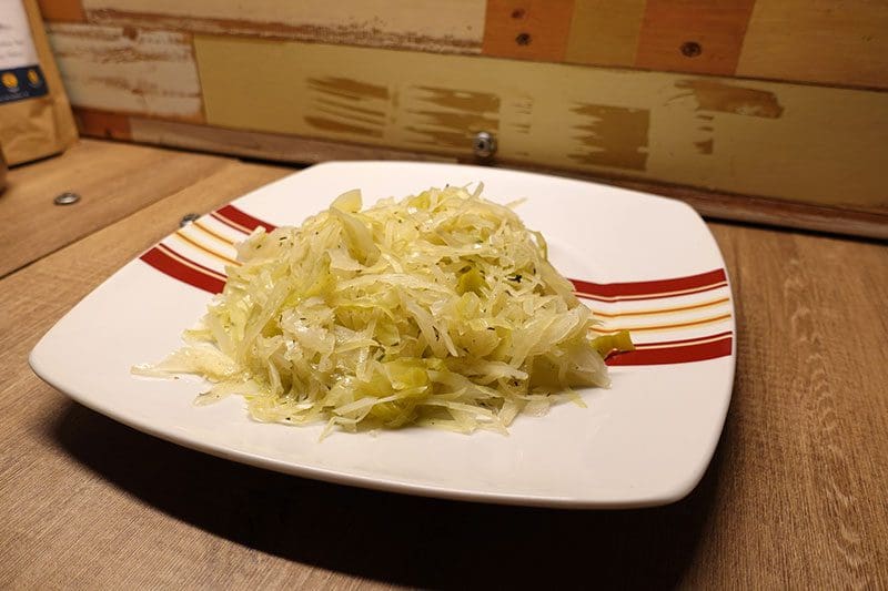 Der fertige Krautsalat warm oder kalt kann nun auf dem Teller serviert werden.
