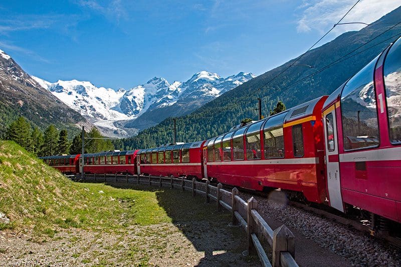 Der beliebte Zug Bernina Express in der Schweiz, bietet euch eine der spektakulärsten Strecken der Welt.