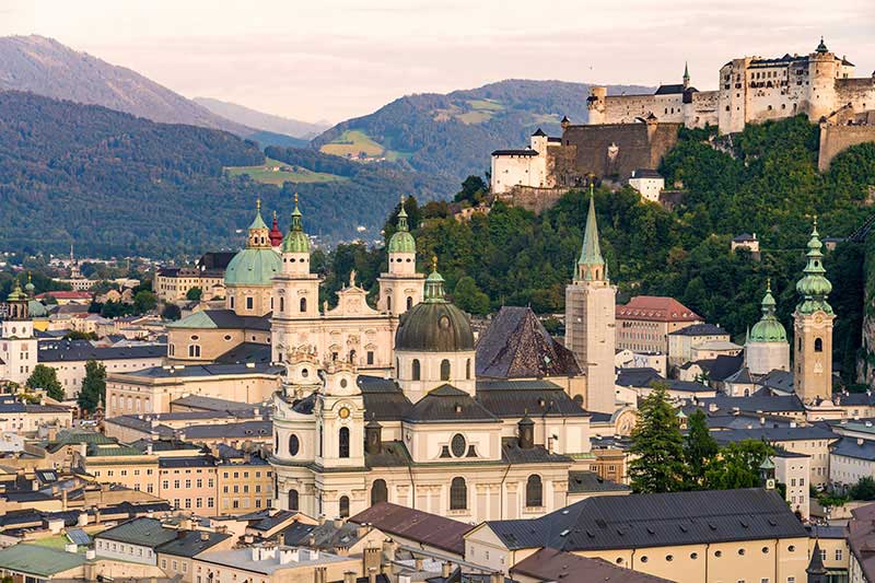 Salzburg bietet sehr viele barocke Sehenswürdigkeiten inmitten der österreichischen Alpen.