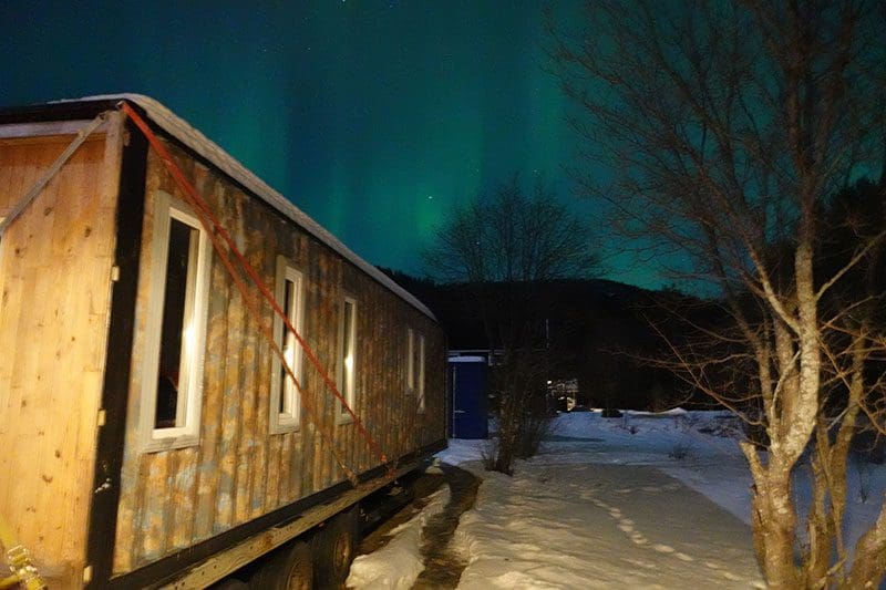 Immer wieder magisch: Die grün-blauen Polarlichter sind direkt vor unserem Haus zu sehen.