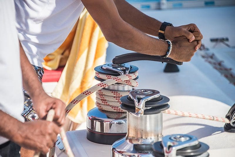 Die Segel auf einem Boot oder Katamaran wollen gut befestigt werden. Generell ist ein Katamaran robust, aber auch leicht zu manövrieren.