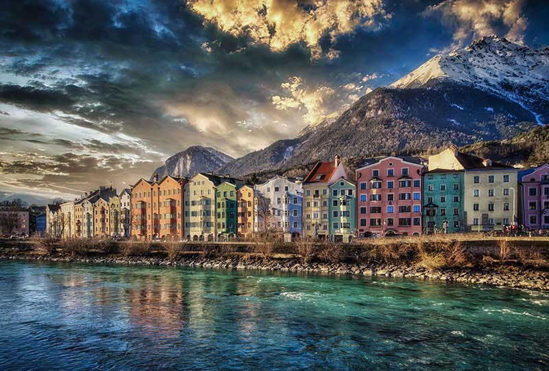 Die Stadt Innsbruck liegt direkt vor dem Karwendelgebirge in Österreich