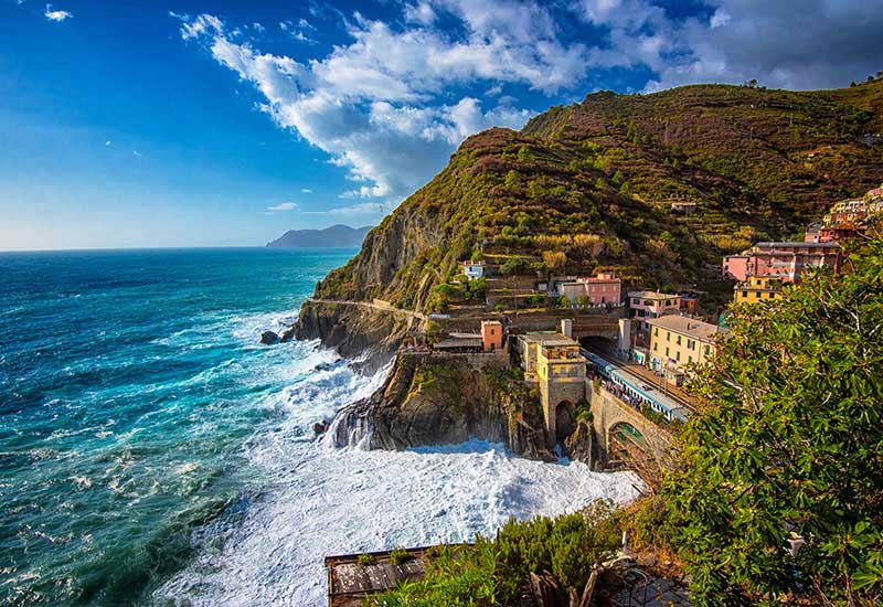 Die bekannte italienische Zugstrecke Cinque Terre mit ihrer rauen und schönen Küstenlinie.