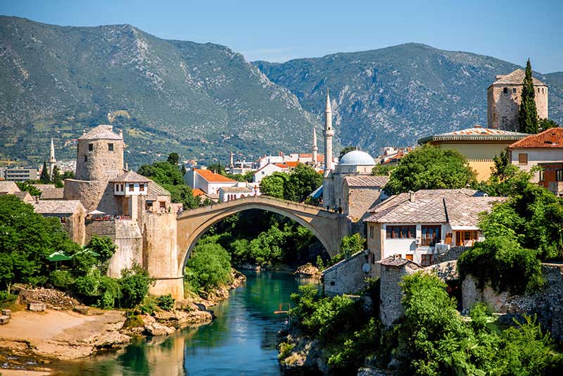 Der Zug der Balkantour führt direkt durch die sehenswerte Stadt Mostar in Bosnien Herzgowina.
