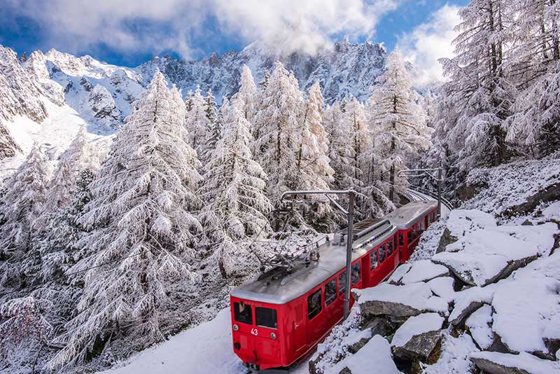 Eine wunderschöne Zugfahrt durch verschneite Landschaften in Deutschland, Österreich oder der Schweiz.