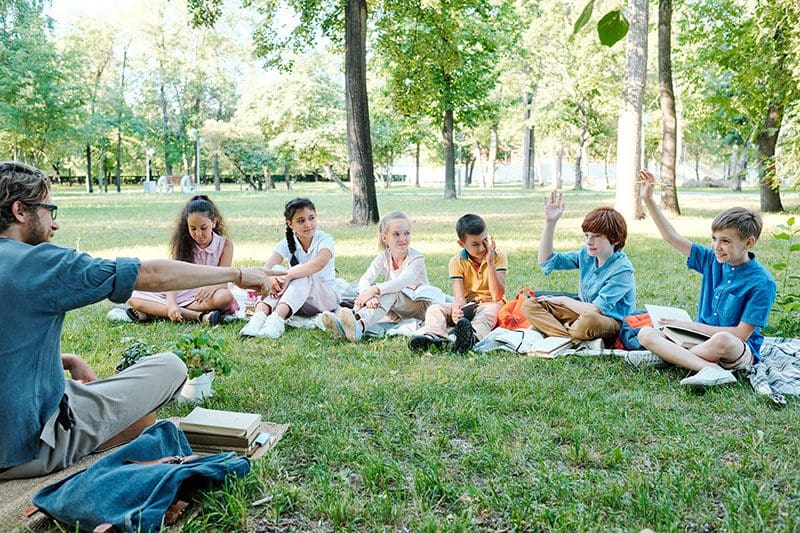 Schüler erhalten in einem Outdoor Camp die Möglichkeit, mit einer kreativen Art zu Lernen, so dass stets Freude dabei ist.