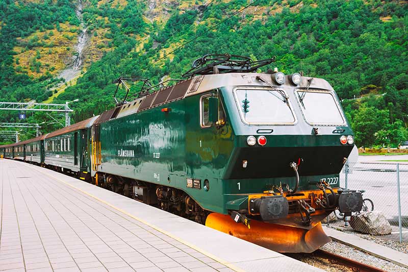 Die Bergenbahn in Norwegen fährt durch zerklüftete Berglandschaften und über die Hardangervidda-Hochebene.