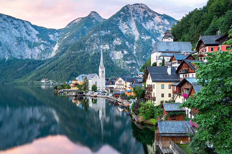 Mitten in den Alpen Österreichs lieg Hallstadt an einem wunderschönen und traumhaften Ufer gelegen.