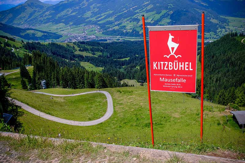 So sieht in Kitzbühel in den Alpen Österreichs, die bekannte Piste für das berühmte Hahnenkammrennen aus.