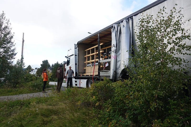 Mit einem riesigen LKW aus Deutschland wurden die Schüco Fenster bei uns in Schweden angeliefert.