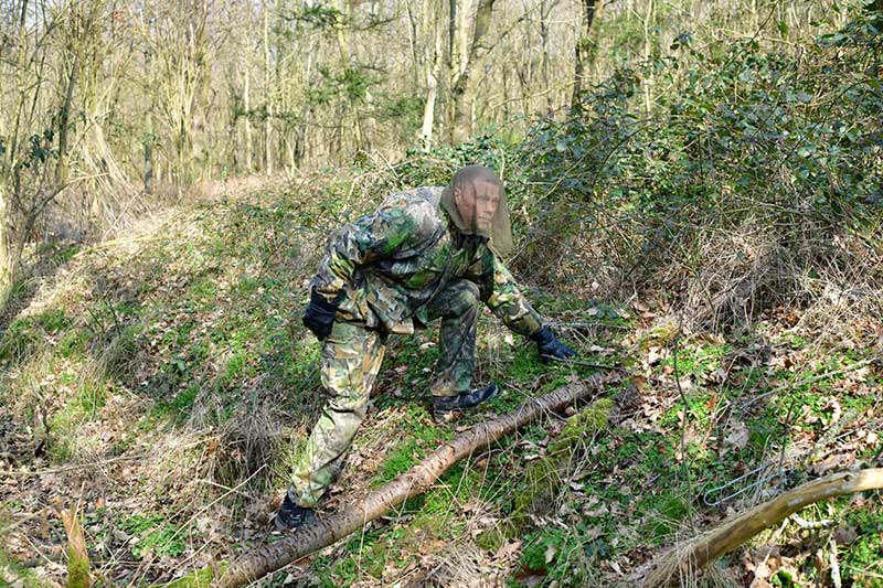 Oliver Solbach bei einem Combat Survival Training im Wald, hierbei werden Überlebensfähigkeiten erlernt.