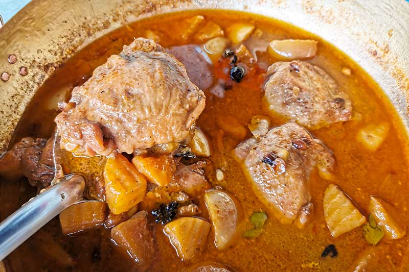 Unter den 10 beliebtesten Gerichten der Welt zeigt sich Kaeng Massaman aus Thailand mit einer interessanten Geschichte.